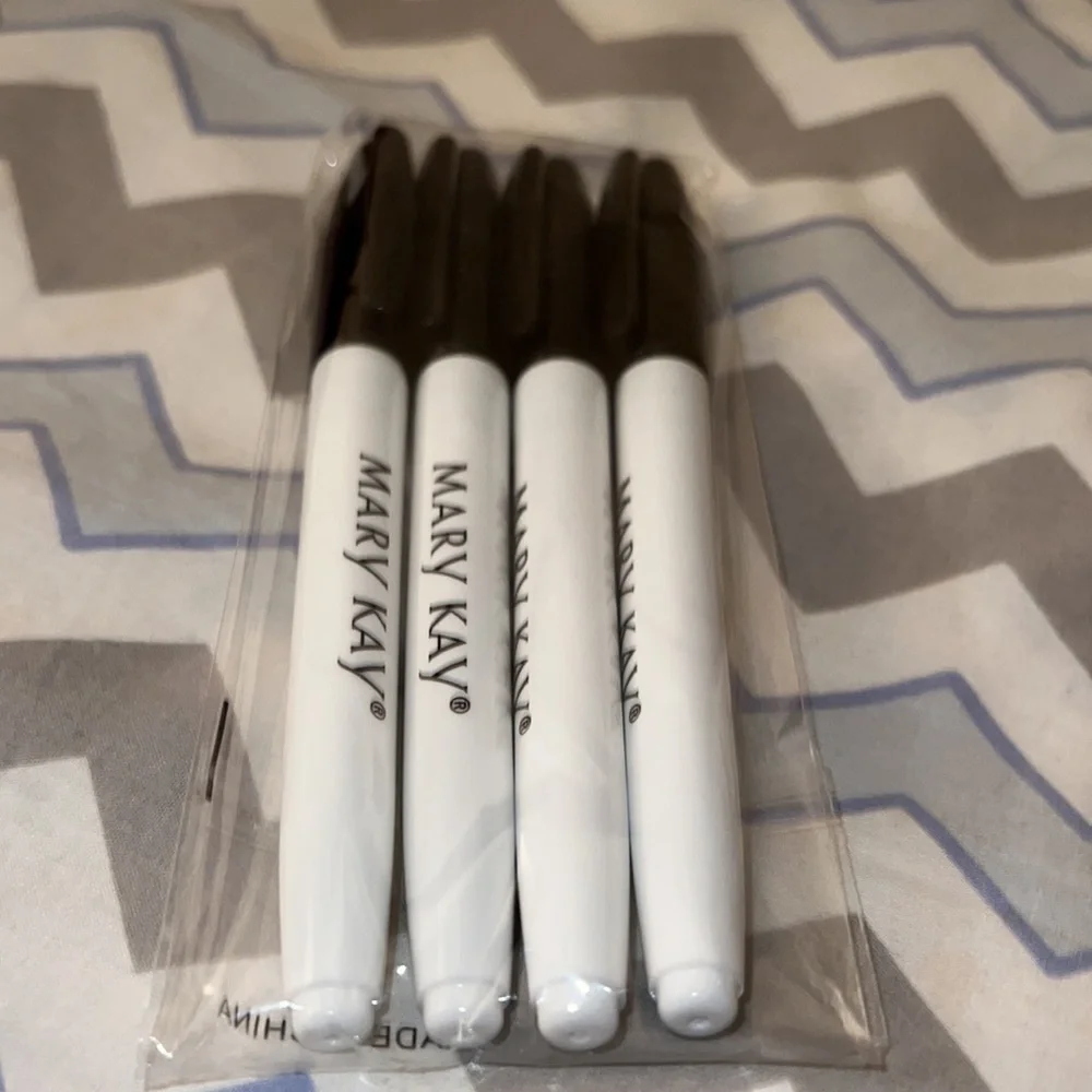 This is a markers in black color, very nice looking.